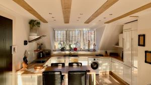 波茨坦菲尤艾沐克朗加特伯恩斯达特公寓的厨房配有白色橱柜、洗衣机和烘干机