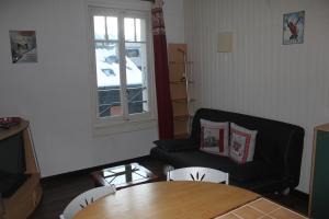 夏蒙尼-勃朗峰Appartement Le Savoisien的客厅配有桌子和沙发