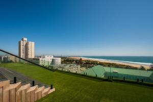 伊丽莎白港Paxton Luxury Apartments self-catering的享有海滩、建筑和大海的景色