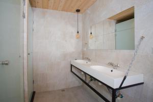 台中市小西城旅店的一间带水槽和镜子的浴室