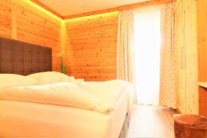 滨湖采尔Alpin & See Resort - Pinzgau Holidays的卧室配有白色的床和窗户。