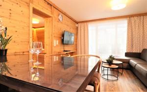 滨湖采尔Alpin & See Resort - Pinzgau Holidays的客厅配有玻璃桌和椅子
