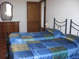 穆尔洛Villa Righino的一间卧室配有蓝色的床、梳妆台和镜子