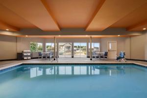 La Quinta Inn & Suites by Wyndham Springfield内部或周边的泳池
