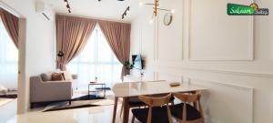 哥打巴鲁Troika Kota Bharu by Salaam Suites的白色的客厅配有桌椅