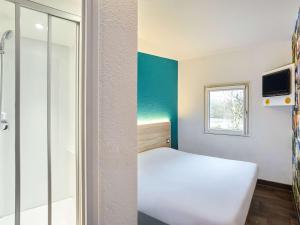 特里尼亚克圣纳泽尔拉博勒青旅的小房间设有床和窗户