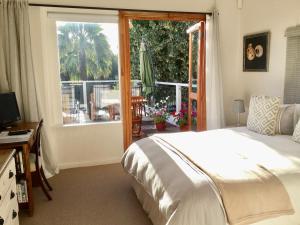 努尔德霍克Oceangolf Guest House的一间卧室设有一张床和一个大窗户