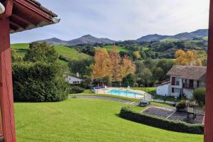 SouraïdeBol d'air pur au coeur du pays basque的享有带游泳池的庭院景致