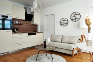 维也纳LUMA Apartment near Schönbrunn with parking的客厅配有沙发和桌子