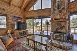 帕戈萨斯普林斯Rustic Village Lake Cabin Escape with Deck and Grill!的小屋内的客厅设有壁炉和电视