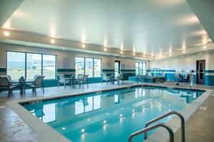 Staybridge Suites - Sioux Falls Southwest, an IHG Hotel内部或周边的泳池