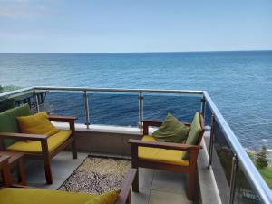 特拉布宗Trabzon Seaside的阳台配有椅子,享有海景。