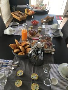 Gatteville-le-PhareLe Clos de l'Abré的桌子上放着一碗面包和橙汁