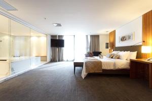 戈亚尼亚Oft Alfre hotels - Goiânia的大型酒店客房设有床和浴室。