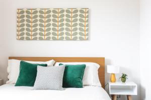 切斯特The Penthouses, 8 Albion Mews的一间卧室配有带绿色和白色枕头的床