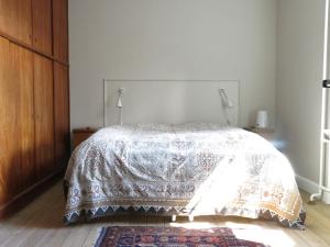 哥本哈根哥本哈根1150公寓的一间卧室配有一张床铺,床上有毯子