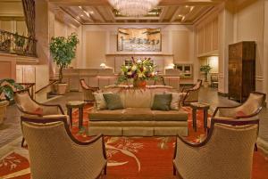 西雅图五月花公园酒店的大堂配有沙发、椅子和桌子