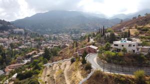 卡科佩特里亚Zangoulos Mountain的山坡上城镇 ⁇ 的公路