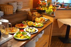 汉堡阿尔布霍夫酒店的餐桌上的自助餐,包括几盘食物