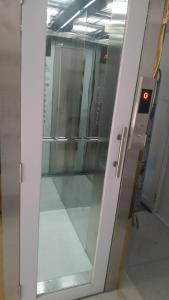 胡志明市Homestay 37 AD的大楼内电梯的玻璃门