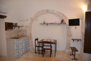卡斯特拉纳格罗泰Trulli don Pietro的一个带桌子和水槽的厨房