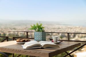 干尼亚皇家太阳酒店的一张桌子,上面放着一本书,还有一杯咖啡