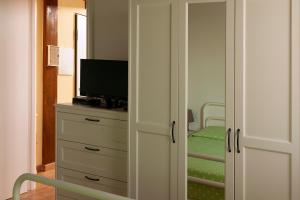滨海库普拉La casa de Rocche的一间带衣柜、电视和卧室的房间