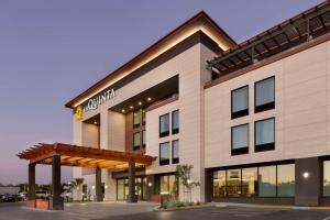 圣罗莎La Quinta Inn & Suites by Wyndham Santa Rosa Sonoma的酒店前方的 ⁇ 染