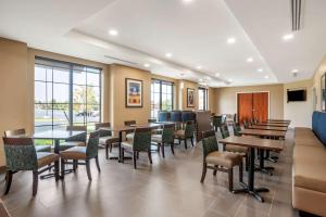 温彻斯特Comfort Inn & Suites的用餐室设有桌椅和窗户。