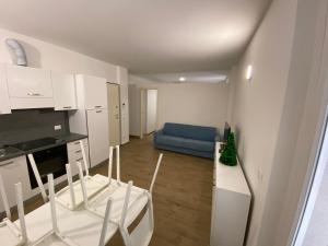 迪亚诺马里纳Villa Canepa的厨房以及带蓝色沙发的起居室。