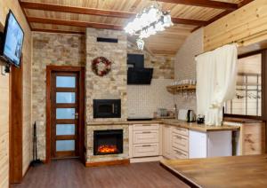 斯拉夫西克Cottage Chalet-Tiara的一间位于厨房中间的壁炉