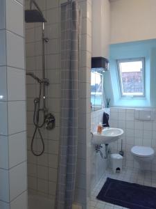 BaiersdorfScharfs Kämmerla的带淋浴和盥洗盆的浴室