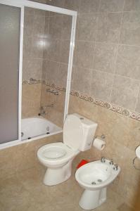 本塔纳山村Cabañas Aldea Serrana的浴室配有卫生间、盥洗盆和浴缸。