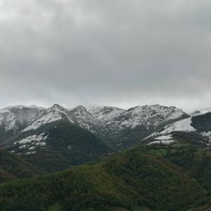 拉普拉萨APARTAMENTOS RURALES EL PRIVILEGIO的白雪覆盖的山脉,有树木和雪覆盖的山脉