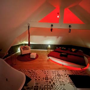 Douchy-les-MinesRedroom Loveroom Chambre Spa privative Insolite Thème 50 nuances de grey的相册照片