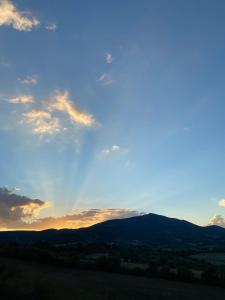 PalazzoneAgriturismo Spazzavento的从山顶上欣赏日落美景