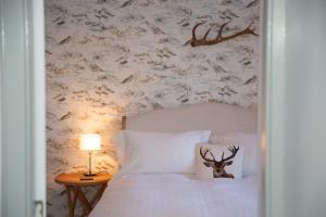 波特里Harbour House的一间卧室,配有一张带鹿头的床
