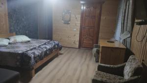 沃罗赫塔Sadyba Geredzhuka的卧室配有床、椅子和门