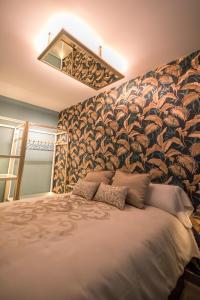 托雷洪-德阿尔多斯Hostal La Carretera的一间卧室配有一张带壁画的大床