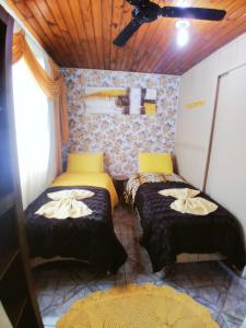乌鲁比西Casa de Temporada Familiar的一间客房内配有两张床的房间
