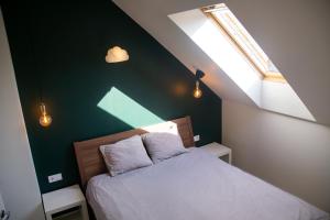尤尔马拉尤尔马拉威布杜丽公寓的一间卧室配有一张带绿色墙壁的床