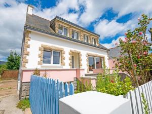 克洛阿尔卡尔诺厄Villa is approx 100 metres from the Atlantic的粉红色和白色的房子,带有蓝色的栅栏