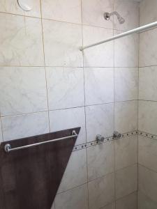 内乌肯Casa Grande的带淋浴喷头的浴室