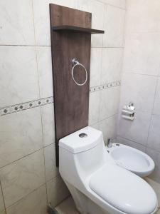 内乌肯Casa Grande的浴室配有白色卫生间和淋浴。