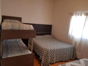 内乌肯Casa Grande的一间卧室设有两张双层床和一扇窗户。