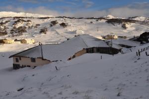 佩里舍峡谷萨尔茨保公寓的积雪覆盖的山中