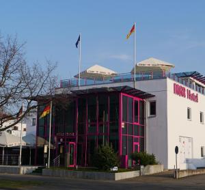 汉诺威MSR汉诺威酒店的上面有两面旗帜的建筑