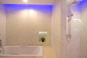 芭堤雅市中心The Stay Hotel "SHA Certified"的白色的浴室设有浴缸和淋浴。
