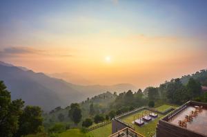 KurseongTaj Chia Kutir Resort & Spa Darjeeling的享有山脉美景的度假胜地拥有阳光