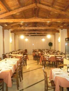 Agricampeggio Verde Etna餐厅或其他用餐的地方